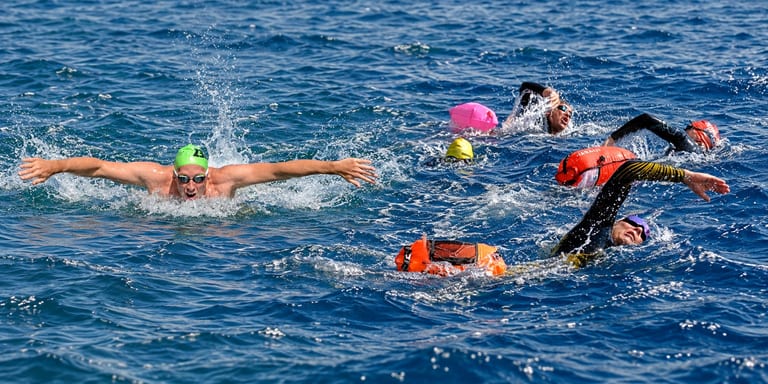 Schwimmer im Schmetterlingsstil im offenen Wasser